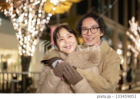 イルミネーションと若い男女 イルミネーションと若い男女 133459051