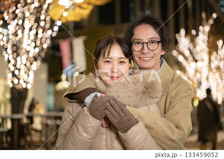 イルミネーションと若い男女 133459052