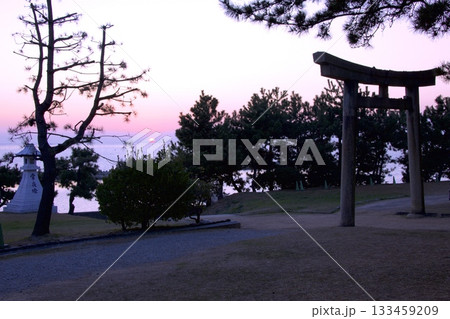 魚住住吉神社の鳥居と播磨灘に沈みゆく夕陽 133459209
