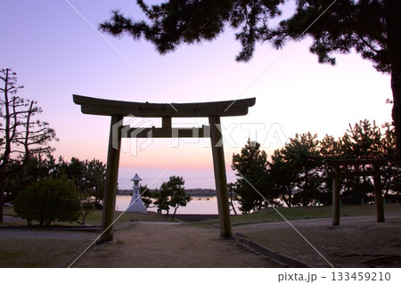 夕焼け染まりゆく播磨灘と魚住住吉神社の鳥居 夕焼け染まりゆく播磨灘と魚住住吉神社の鳥居 133459210
