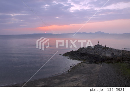 赤穂御崎の初日の出と遠景に家島諸島 133459214