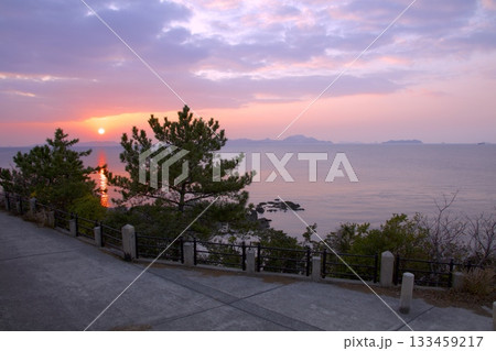 赤穂御崎の初日の出と大石名残りの松、遠景に家島諸島 133459217
