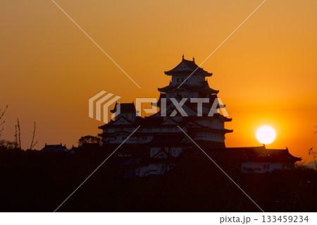 姫路城と朝陽/景福寺公園展望台より/国宝/世界文化遺産 133459234