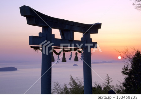 「天空の鳥居」高屋神社の鳥居と瀬戸内海に沈みゆく夕陽 133459235