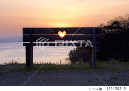 フラワーパーク浦島のハート型模様のベンチと瀬戸内の朝陽 133459246