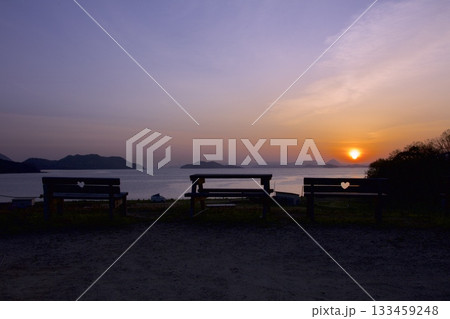 フラワーパーク浦島のハート型模様のベンチと瀬戸内の朝陽 133459248