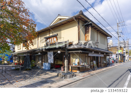 京都鶴屋　鶴寿庵（新選組発祥の地　八木家に由来する名物　屯所餅）京都市中京区壬生梛ノ宮町 133459322