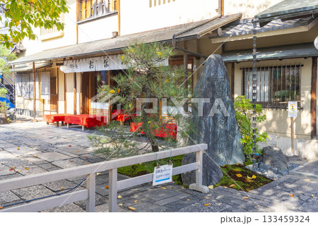 京都鶴屋　鶴寿庵（新選組発祥の地　八木家に由来する名物　屯所餅）京都市中京区壬生梛ノ宮町 133459324