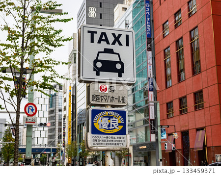 銀座のタクシー乗車禁止地区にある指定タクシー乗り場の標識（優良タクシー乗り場8号） 133459371