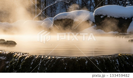夕暮れの露天温泉と穏やかな光に包まれた空きスペースのある冬の情景背景 133459482
