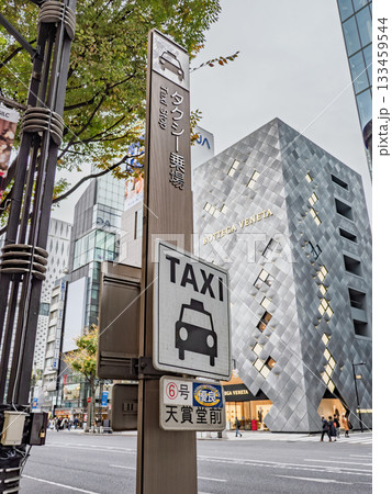 銀座のタクシー乗車禁止地区にある指定タクシー乗り場の標識（優良タクシー乗り場6号） 133459544