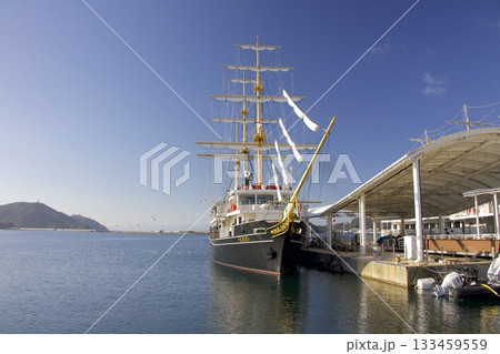 淡路島・福良港 を出航するうずしおクルーズ船「威臨丸」 133459559