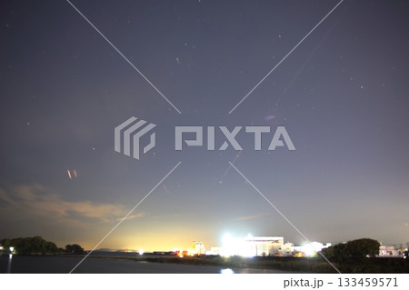 狩野川ほとりで見るレモン彗星が写る星空 133459571