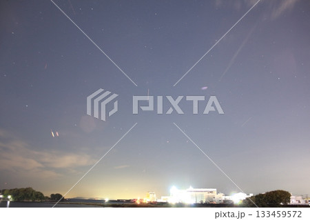 狩野川ほとりで見るレモン彗星が写る星空 133459572