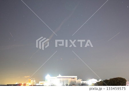 狩野川ほとりで見るレモン彗星が写る星空 133459575
