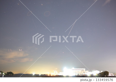 狩野川ほとりで見るレモン彗星が写る星空 狩野川ほとりで見るレモン彗星が写る星空 133459576