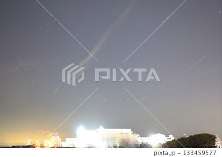 狩野川ほとりで見るレモン彗星が写る星空 133459577