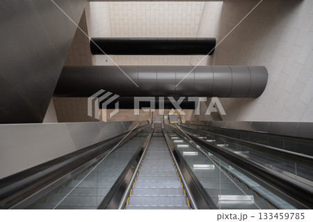 MRT駅のエスカレーター, シンガポール 133459785