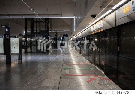 MRT駅のプラットホーム, シンガポール MRT駅のプラットホーム, シンガポール 133459786