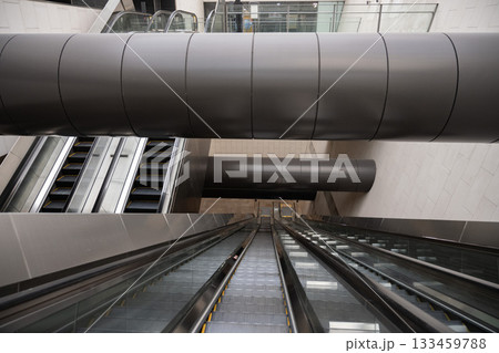 MRT駅のエスカレーター, シンガポール MRT駅のエスカレーター, シンガポール 133459788