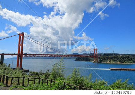 平戸大橋の下をくぐった船が残した白波の眺め 133459799