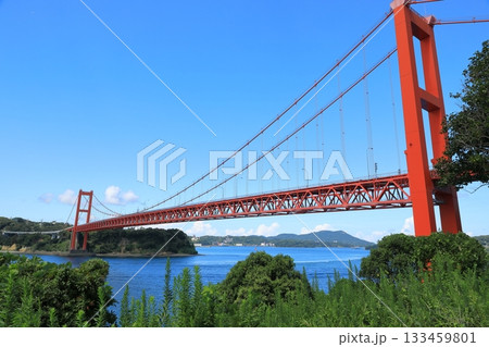 青空とのコントラストが美しい朱塗りの平戸大橋 青空とのコントラストが美しい朱塗りの平戸大橋 133459801