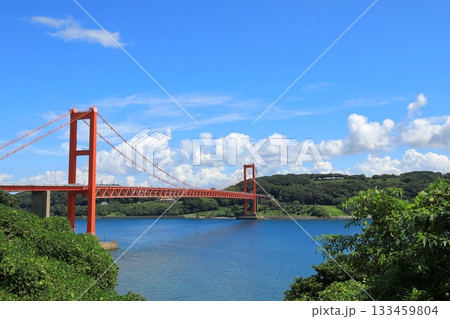 青い海とのコントラストが美しい平戸大橋の風景 133459804