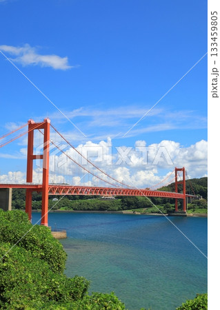 青空と青い海とのコントラストが美しい朱色の平戸大橋 133459805
