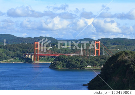九州と平戸島をつなぐ朱塗りの平戸大橋 133459808