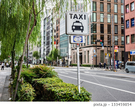 銀座のタクシー乗車禁止地区にある指定タクシー乗り場の標識(優良タクシー乗り場2号) 銀座のタクシー乗車禁止地区にある指定タクシー乗り場の標識(優良タクシー乗り場2号) 133459854