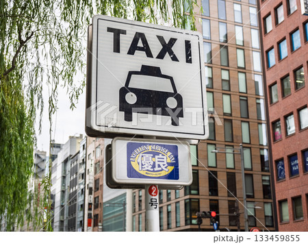 銀座のタクシー乗車禁止地区にある指定タクシー乗り場の標識（優良タクシー乗り場2号） 133459855