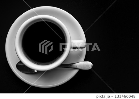 静寂のコーヒーカップとスプーン 133460049