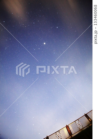 狩野川ほとりで見るしし座流星群の流れ星が木星上に写る星空 狩野川ほとりで見るしし座流星群の流れ星が木星上に写る星空 133460068