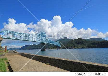 平戸島との海峡に架かった生月大橋の風景 133460129