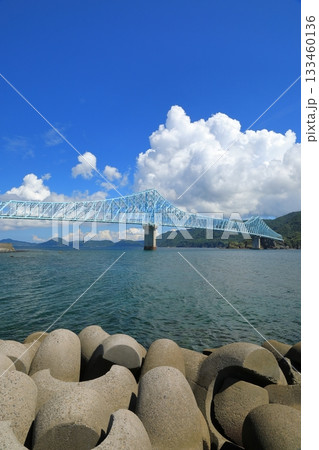 青空に浮かぶ入道雲が似合う平戸生月大橋の景色 133460136