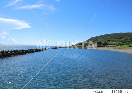 青い海が美しい平戸生月島の早崎海水浴場の風景 133460137