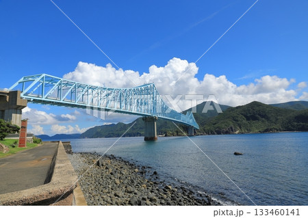 道の駅生月大橋の遊歩道からのコバルトブルーの橋の眺め 133460141