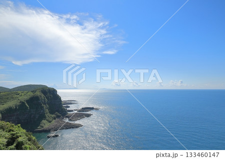 平戸生月島の大バエ灯台から望む海岸線の風景 平戸生月島の大バエ灯台から望む海岸線の風景 133460147