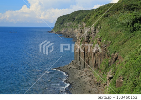 西海の天然奇岩群の平戸生月島の塩俵の断崖の風景 133460152