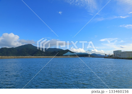 生月大橋を望む平戸舘浦漁港の風景 生月大橋を望む平戸舘浦漁港の風景 133460156