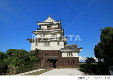 青空に映える平戸城の美しい風景 133460170