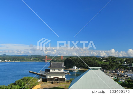 平戸城の櫓越しに平戸大橋を望む風景 133460176