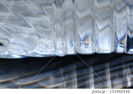 光に透けるペットボトルのアップ 光に透けるペットボトルのアップ 133460348