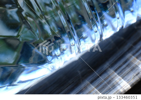 光に透けるペットボトルのアップ 光に透けるペットボトルのアップ 133460351