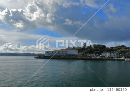 丘陵の頂にそびえ立つ平戸城の風景 133460380