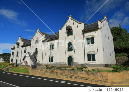 青空とのコントラストが美しい平戸オランダ商館の景色 133460384