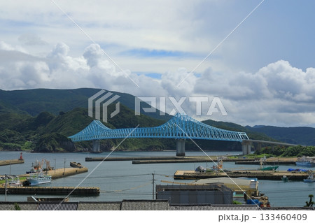平戸の舘浦漁港と生月大橋の眺め 133460409
