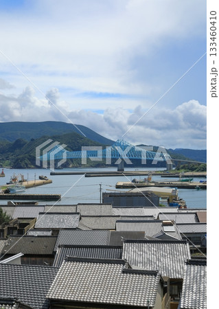 平戸の舘浦集落越しの生月大橋の景色 133460410