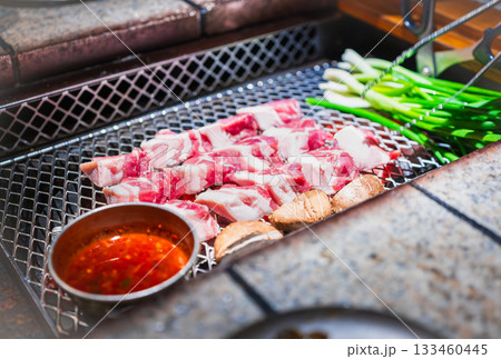 本場韓国のサムギョプサル（豚バラ肉の焼肉） 133460445