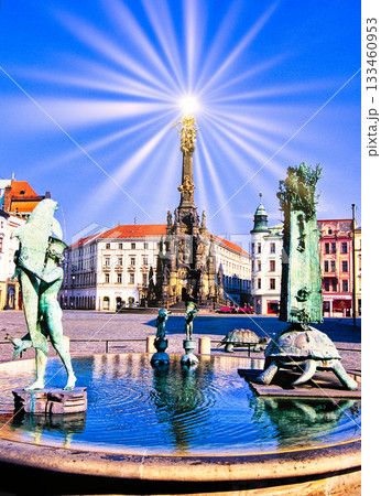 オロモウツの聖三位一体碑に差し込む太陽光線 133460953